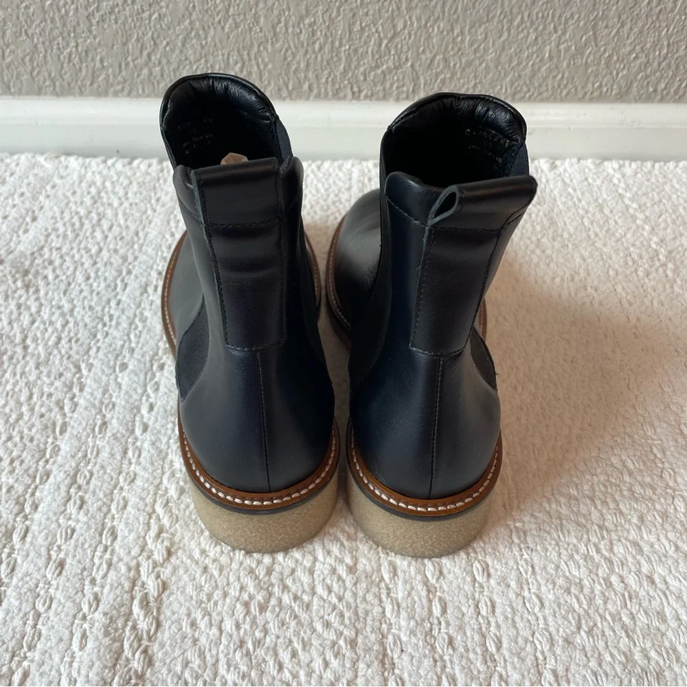 Everlane Italian leather Chelsea with gum sole. - Picture 5 of 7